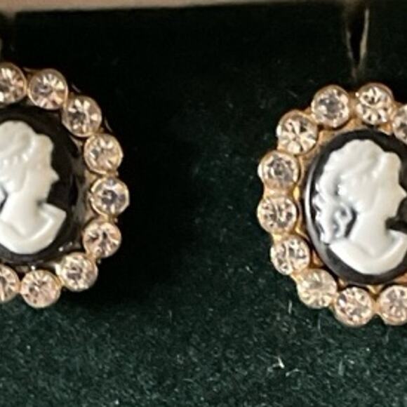 Old Oval Earrings - Picture 2 of 3